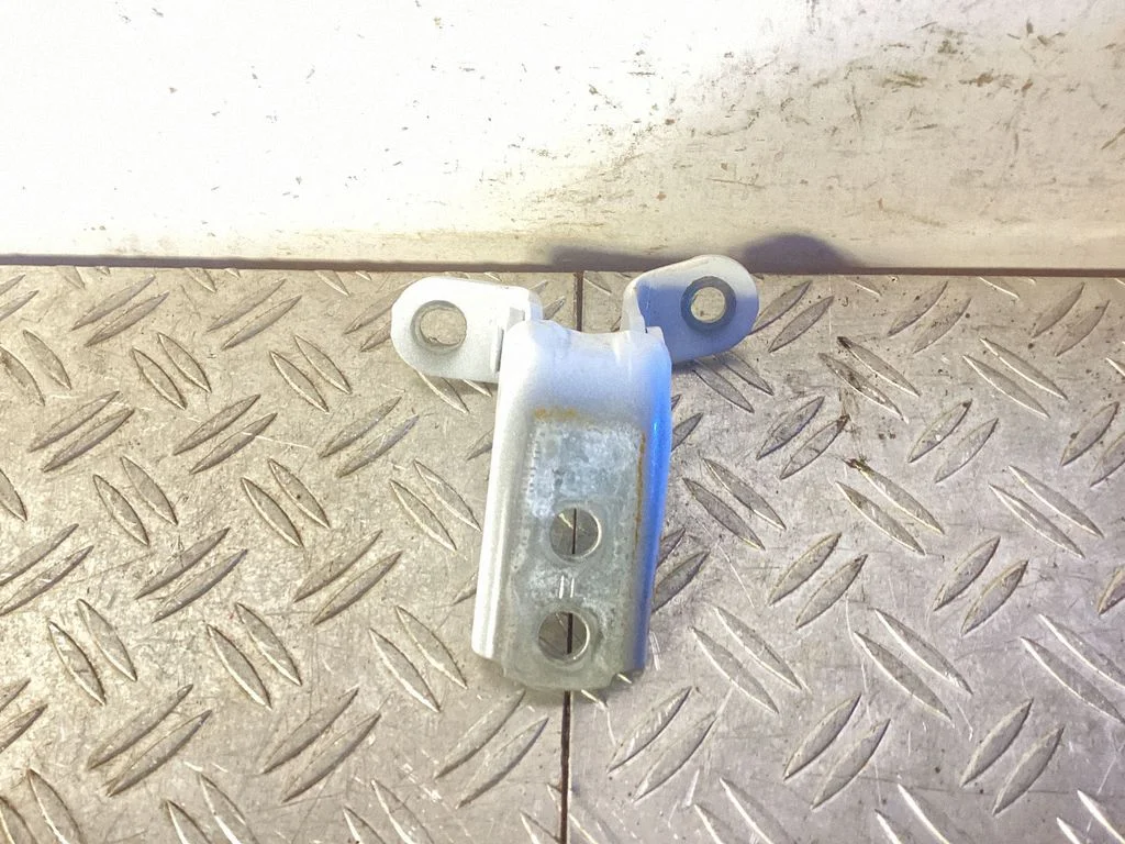 Front door upper hinge – Lexus NX (2021-)
