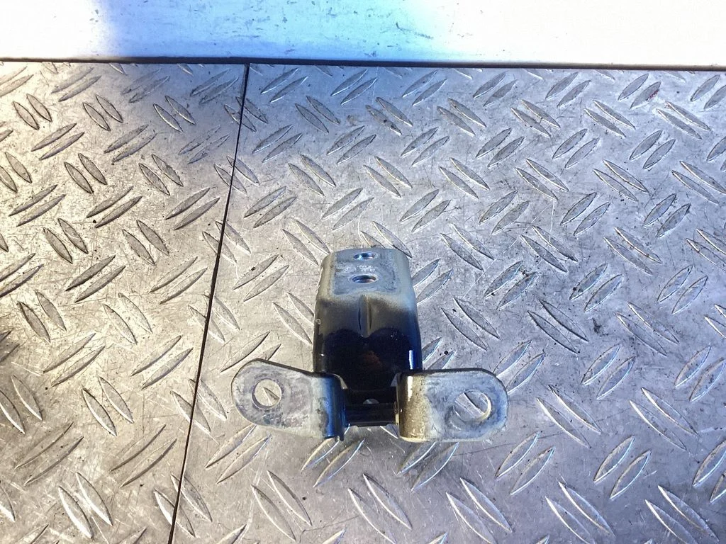 Front door upper hinge – KIA EV6 (2021-)