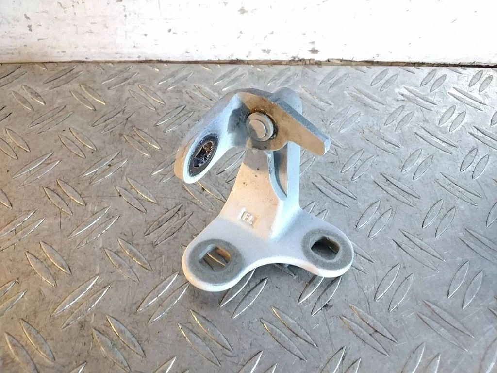 Front door lower hinge – Tesla Model Y (2020-)