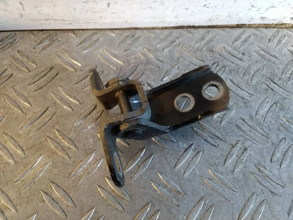 Front door lower hinge – Toyota Land Cruiser (J150) (2009-)