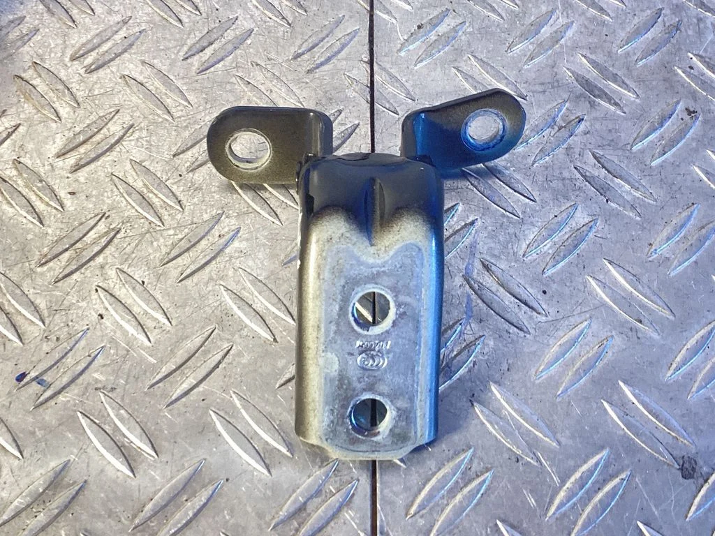 Front door lower hinge – KIA EV6 (2021-)