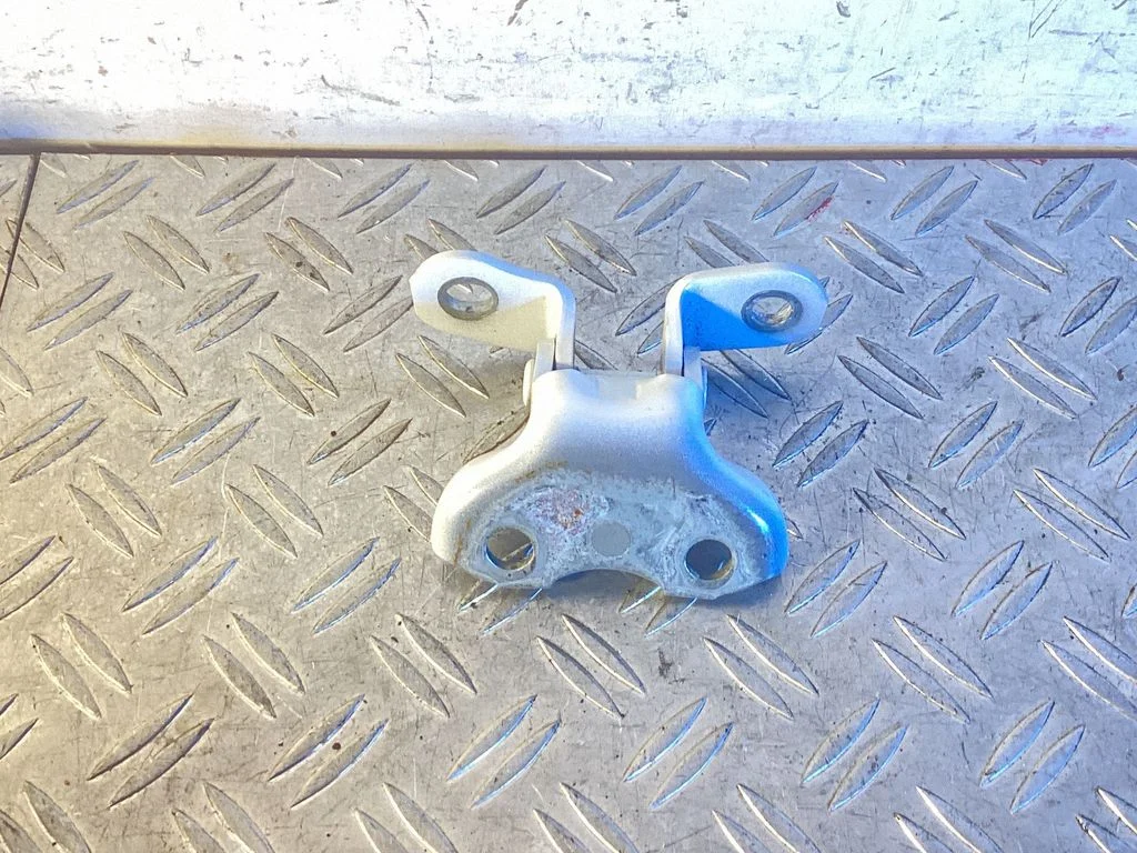 Front door lower hinge – Lexus NX (2021-)