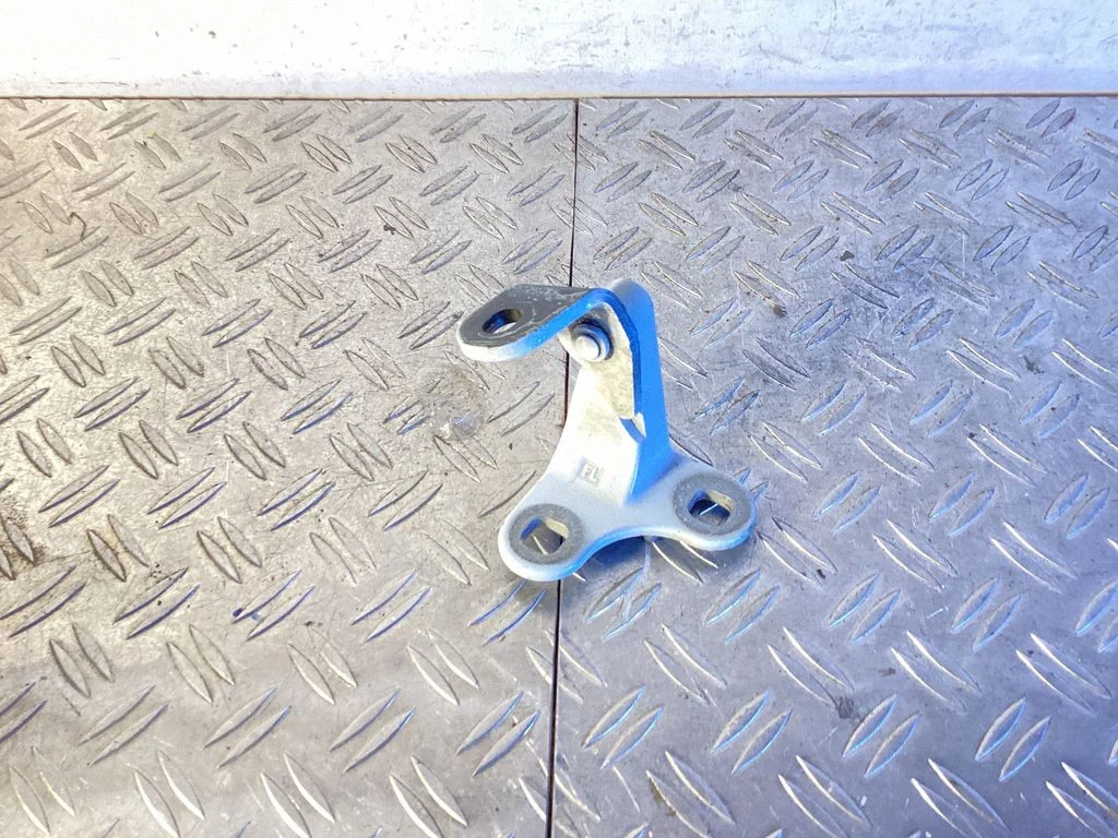 Front door lower hinge – Tesla Model Y (2020-)