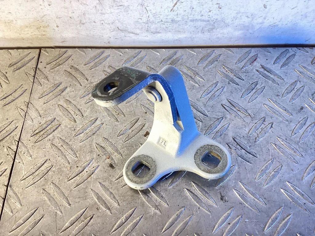 Front door lower hinge – Tesla Model Y (2020-)