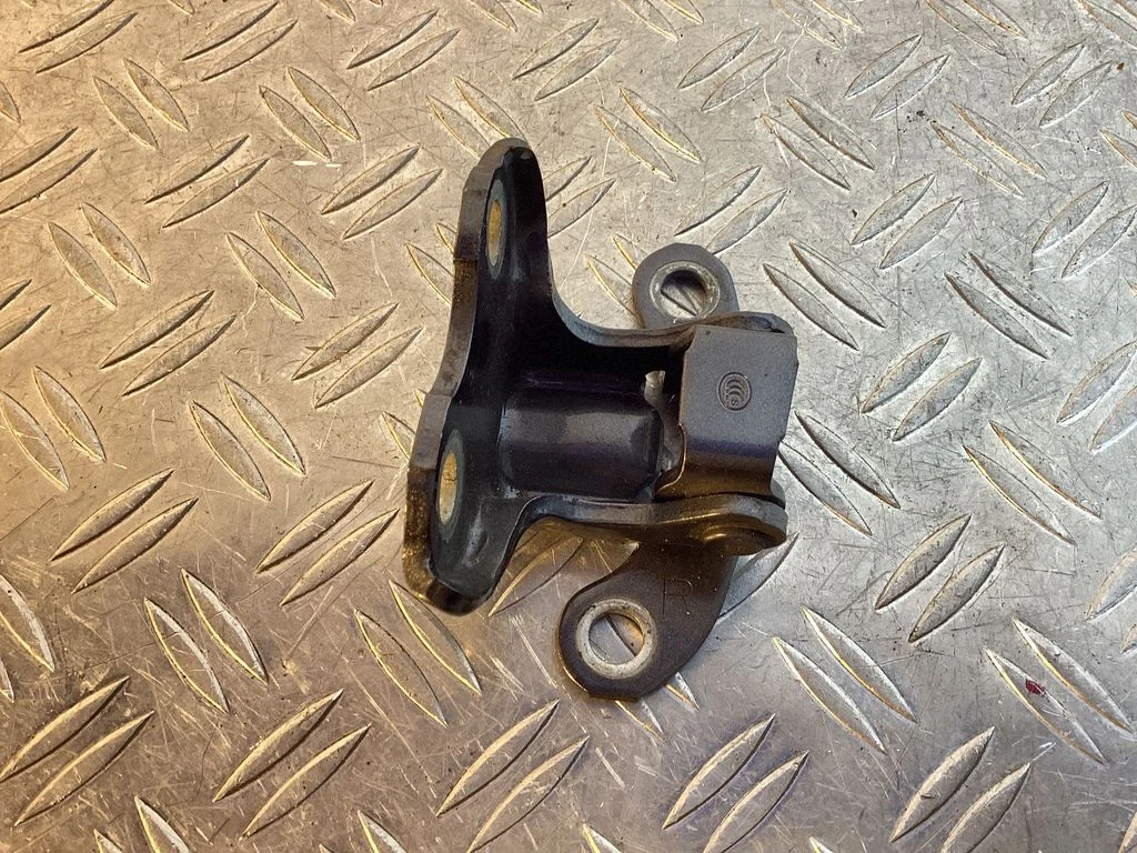 Front door lower hinge – Toyota Land Cruiser (J200) (2008-)