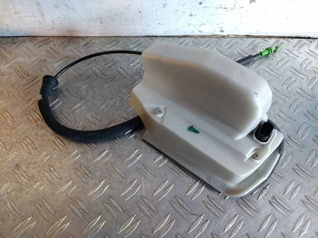 Esiukse lukk – Tesla Model Y (2020-)