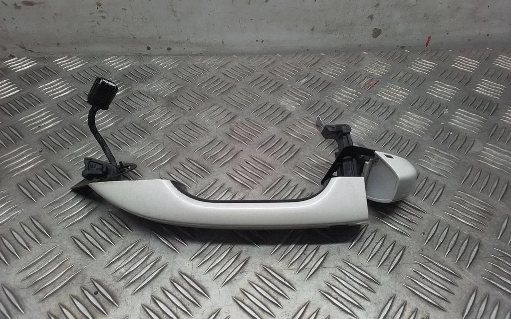 Front door exterior handle – front right