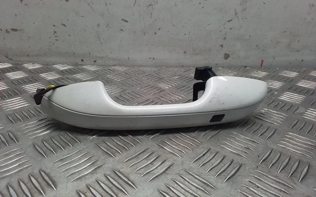 Front door exterior handle – rear right