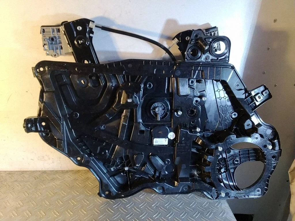 Front window lifting mechanism without motor – Tesla Model Y (2020-)
