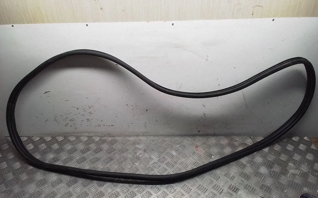 Front door rubber seal – front right