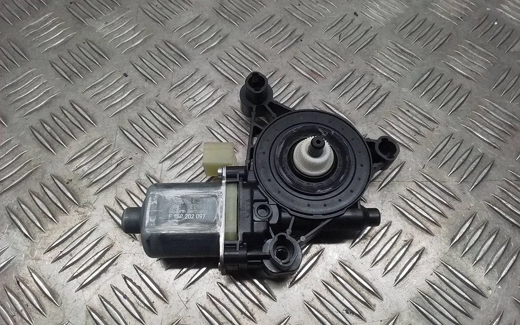 Front door window regulator motor – Porsche Macan (95B) (2019-)