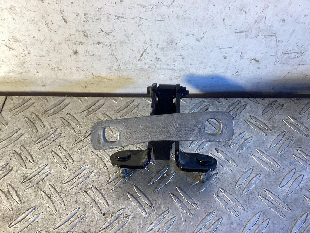 Rear door upper hinge – Tesla Model Y (2020-)