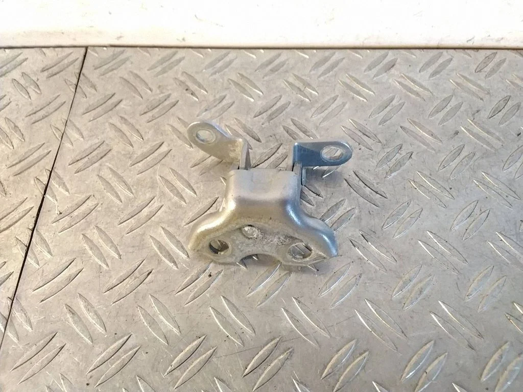 Rear door upper hinge – Toyota RAV 4 (XA50) (2018-)