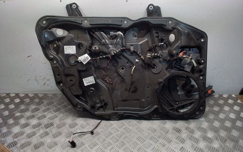 Front door window regulator with motor 7P5837755D