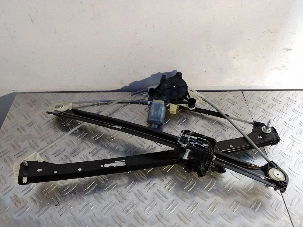Front door window regulator with motor 95B837461A
