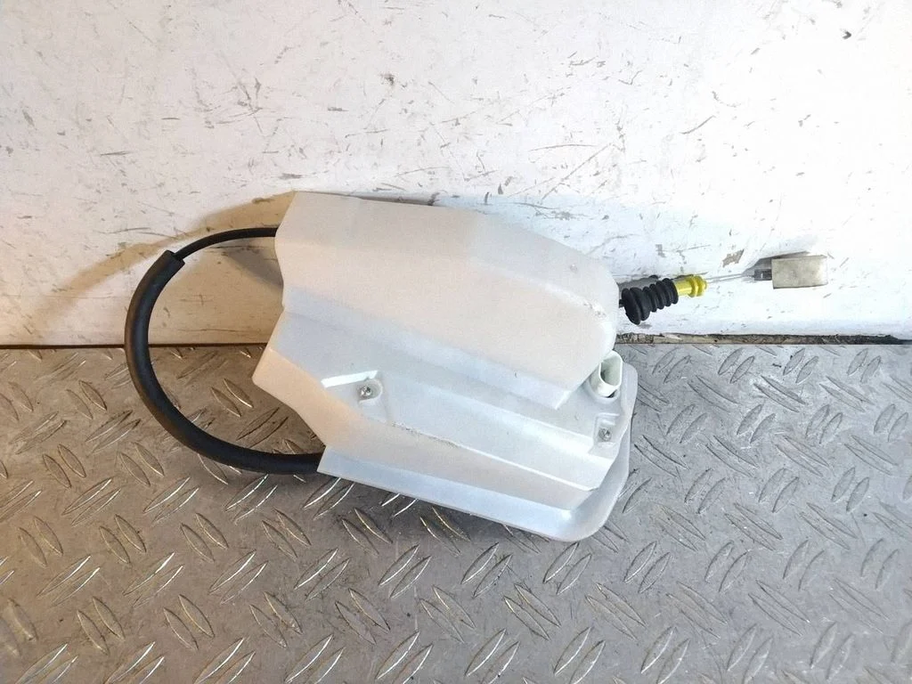 Tagaukse lukk – Tesla Model Y (2020-)