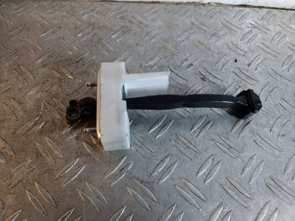 Rear door check strap stopper – Lexus RX 450H (2016-)