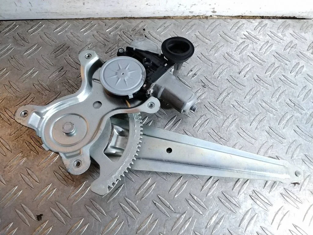 Rear door window regulator motor – Toyota Land Cruiser (J150) (2009-)