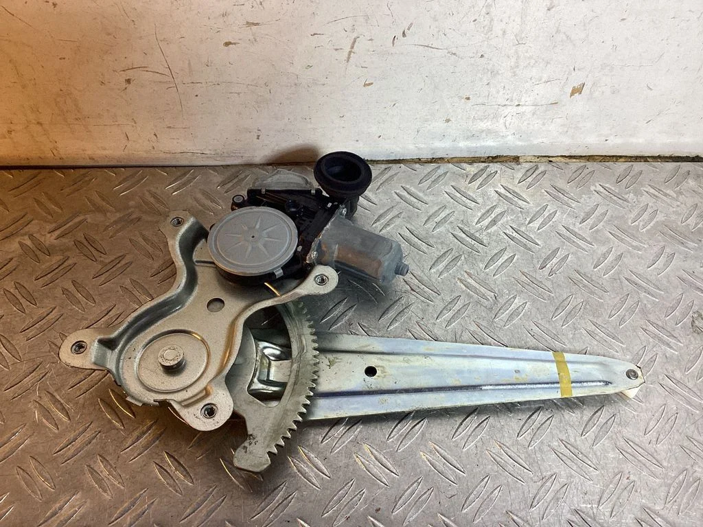Rear door window regulator with motor – Toyota Land Cruiser (J200) (2008-)