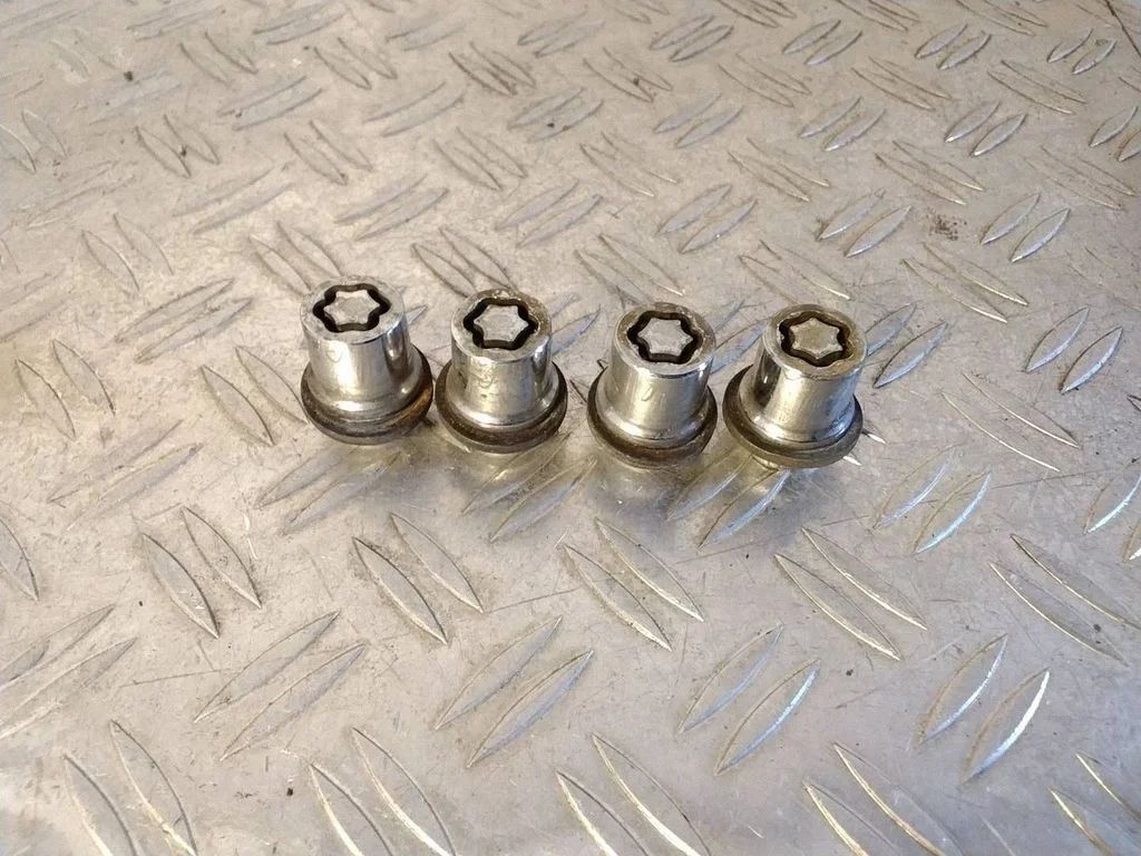 Anti-theft wheel nuts and lock – Lexus RX 450H (2016-)