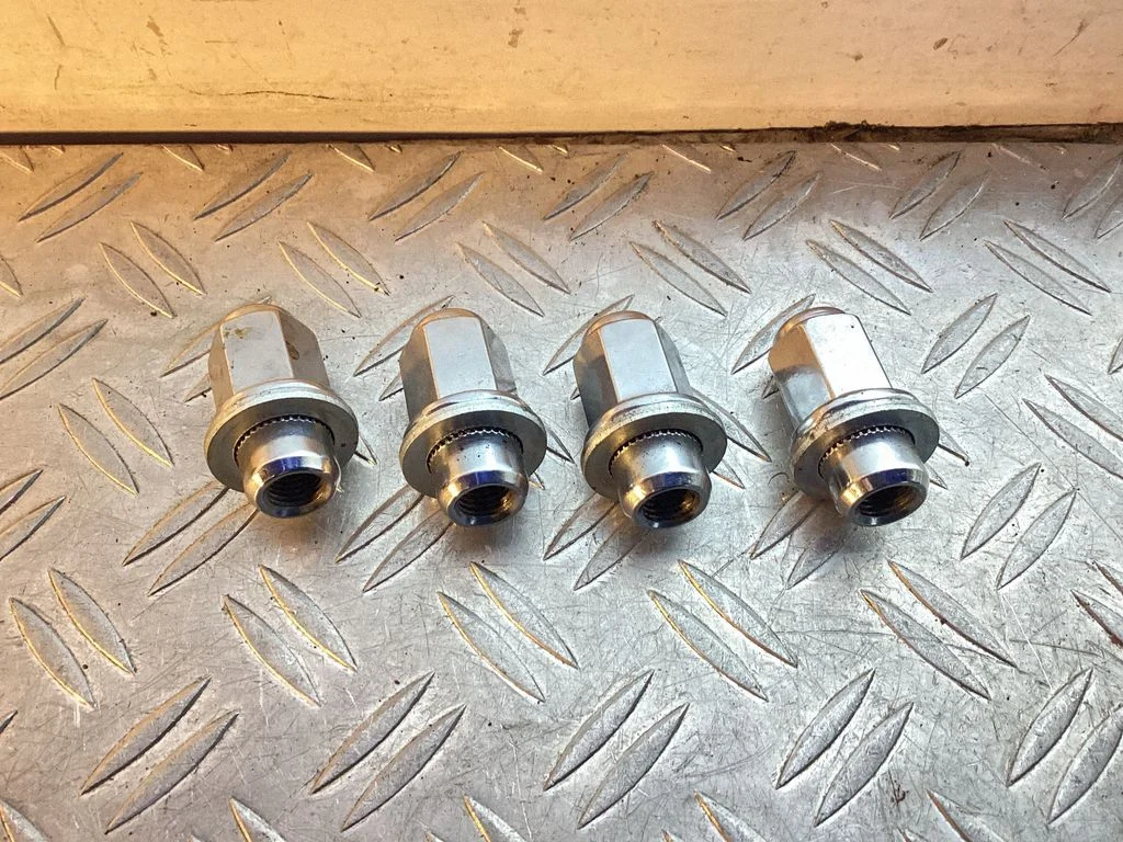 Nuts/bolts – Toyota Land Cruiser (J200) (2008-)
