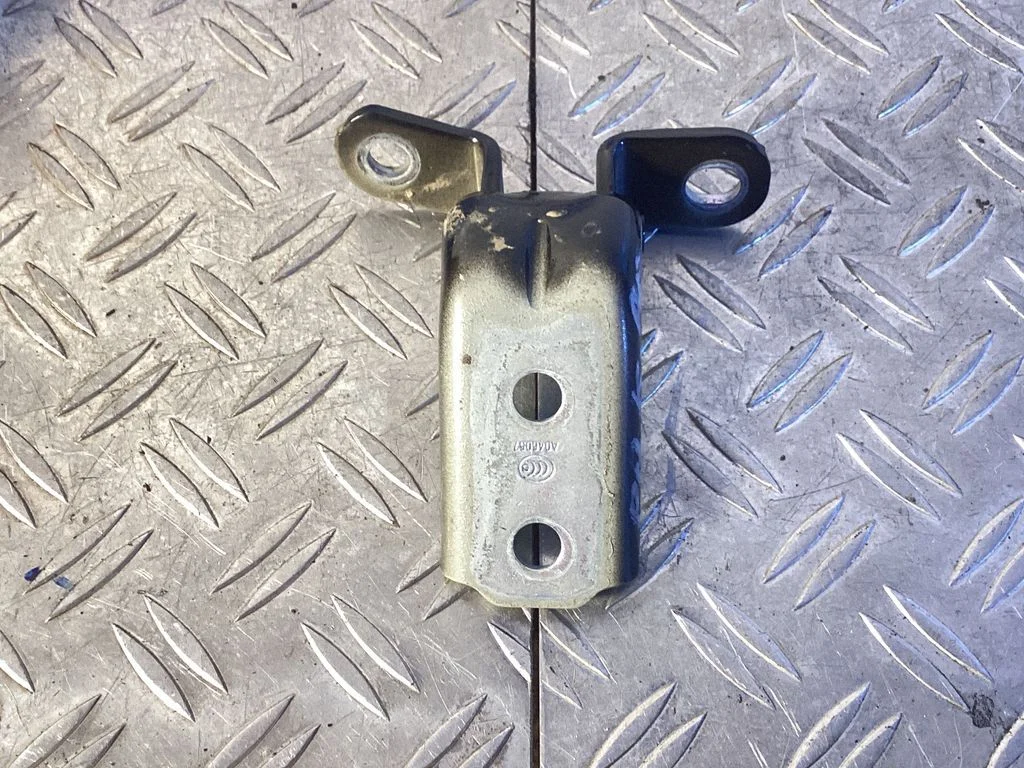 Front door lower hinge – KIA EV6 (2021-)