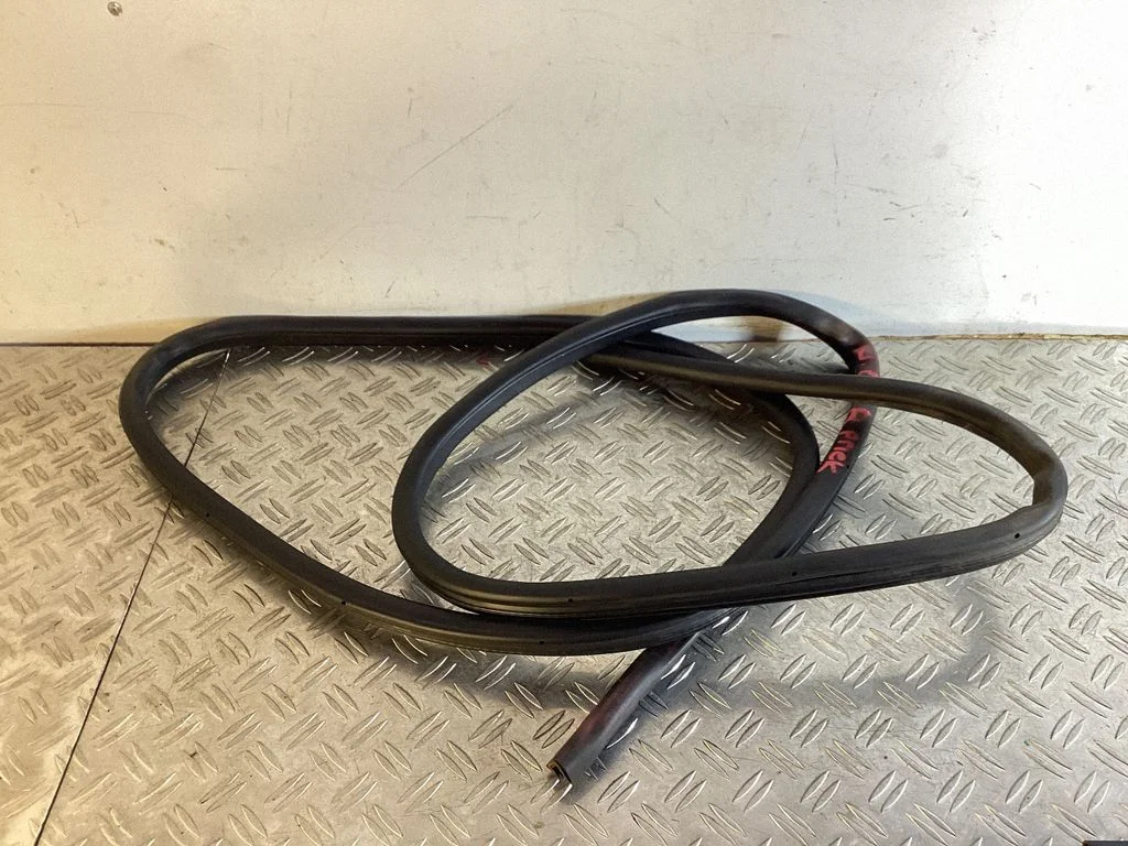 Front door rubber seal – front right