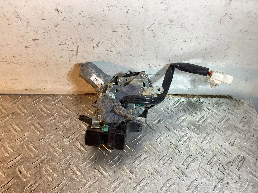 Loading door lock – Lexus NX (2021-)