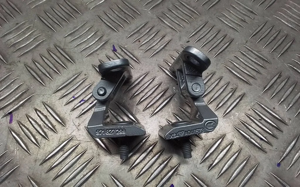 Loading door lock loop/hook striker – Porsche Cayenne (9Y0 9Y3) (2018-)