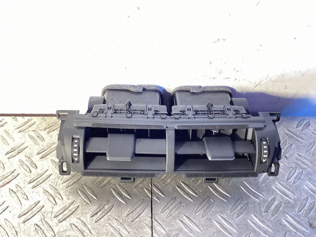 Dash center air vent grill 5567078010