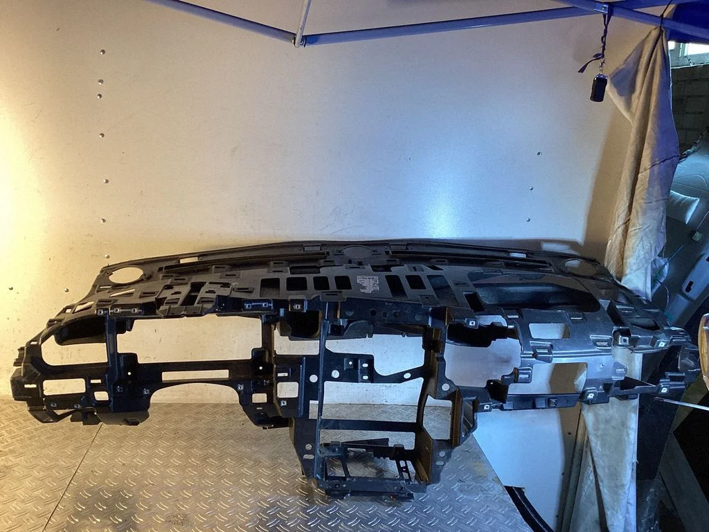 Armatuurlaua ristraam – Tesla Model Y (2020-)