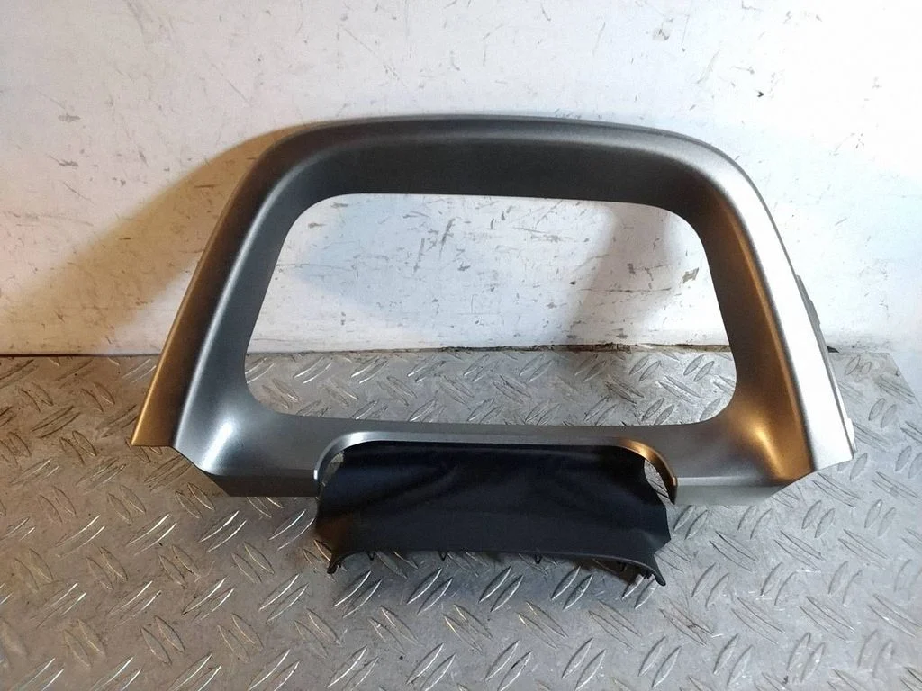 Näidikute paneeli viimistlus – Toyota RAV 4 (XA40) (2012-2018)