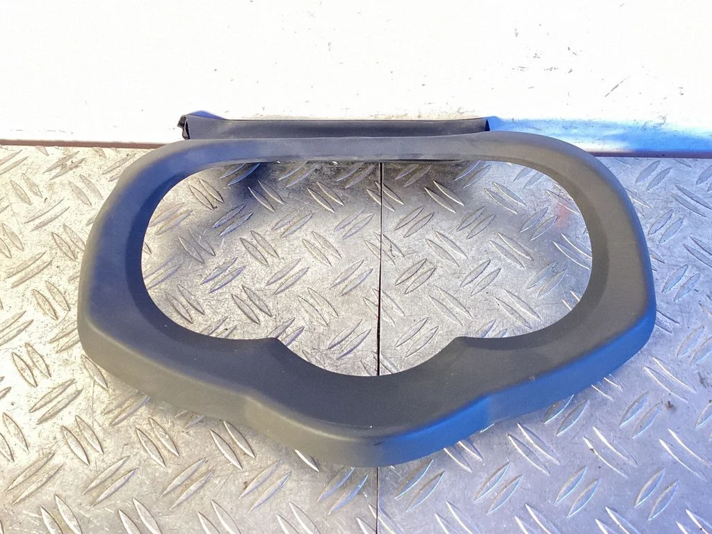 Näidikute paneeli viimistlus – Toyota Auris 150 (2006-2012)