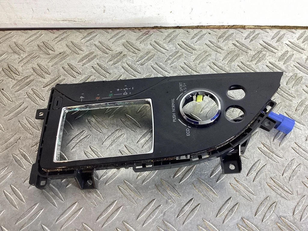 Gear shifter surround trim plastic – Lexus GS 250 350 300H 450H (2013-)