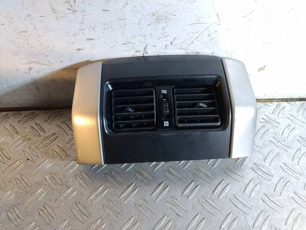 Rear air vent grill – Toyota Land Cruiser (J150) (2009-)