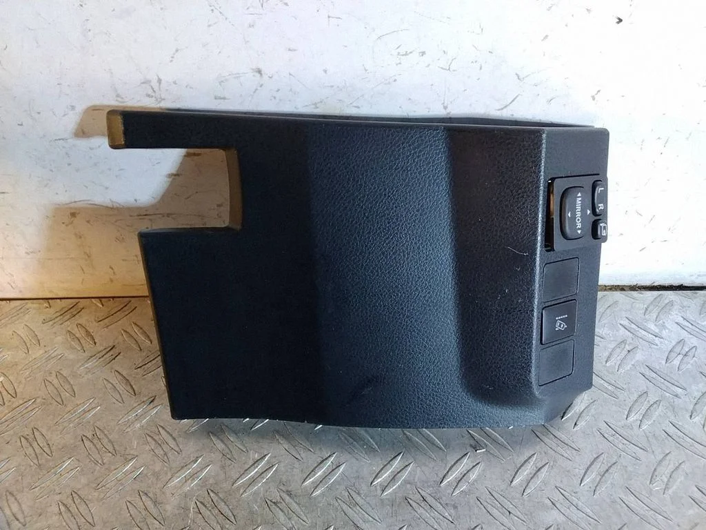 Peeglilüliti viimistlus – Toyota RAV 4 (XA40) (2012-2018)