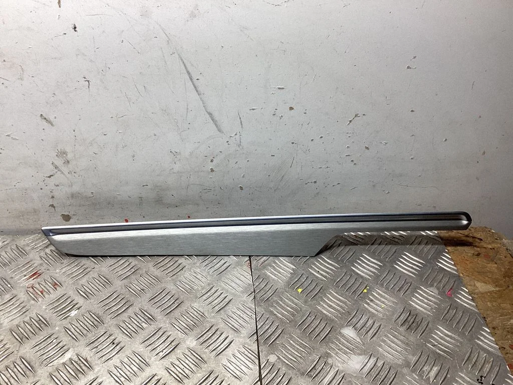 Other rear door trim element – Porsche Macan (95B) (2019-)