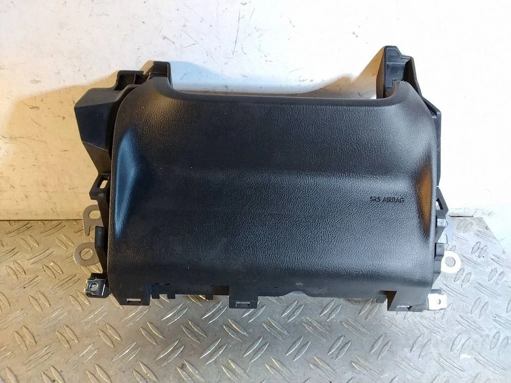 Knee airbag – Lexus RX 450H (2016-)
