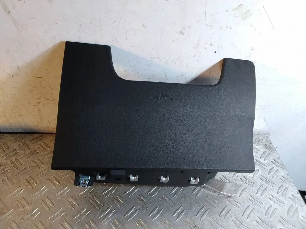 Knee airbag – Toyota RAV 4 (XA40) (2012-2018)