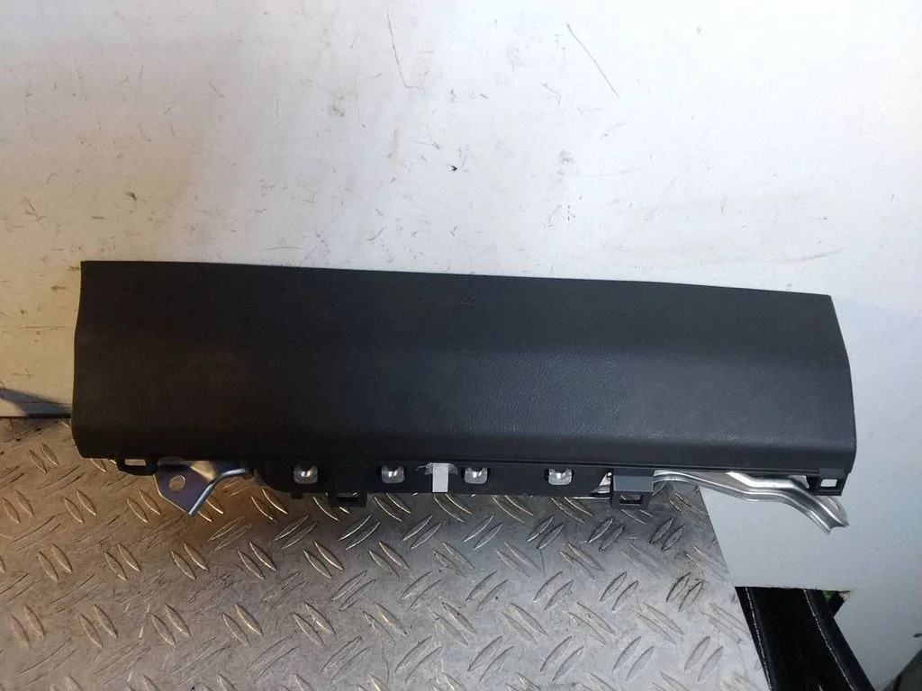 Knee airbag – Lexus IS III XE30 (2013-2020)