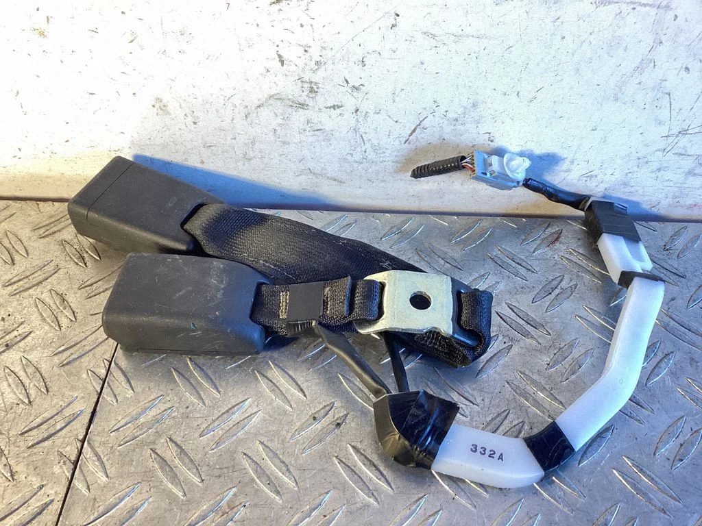 Middle seatbelt buckle (rear) 130822