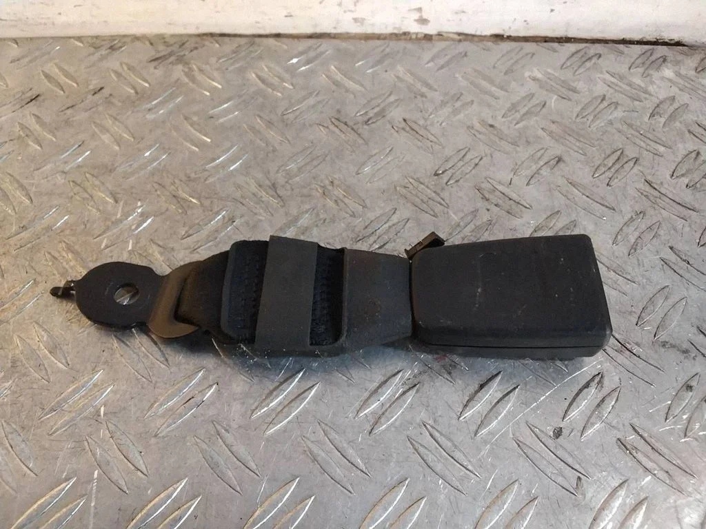 Middle seatbelt buckle (rear) 7243275