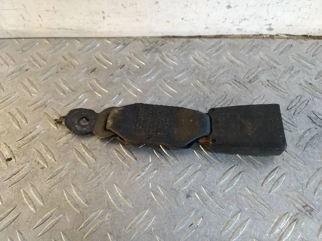 Middle seatbelt buckle (rear) 7238665