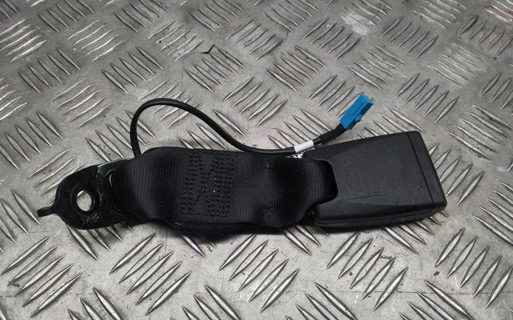Middle seatbelt buckle (rear) – Porsche Macan (95B) (2019-)