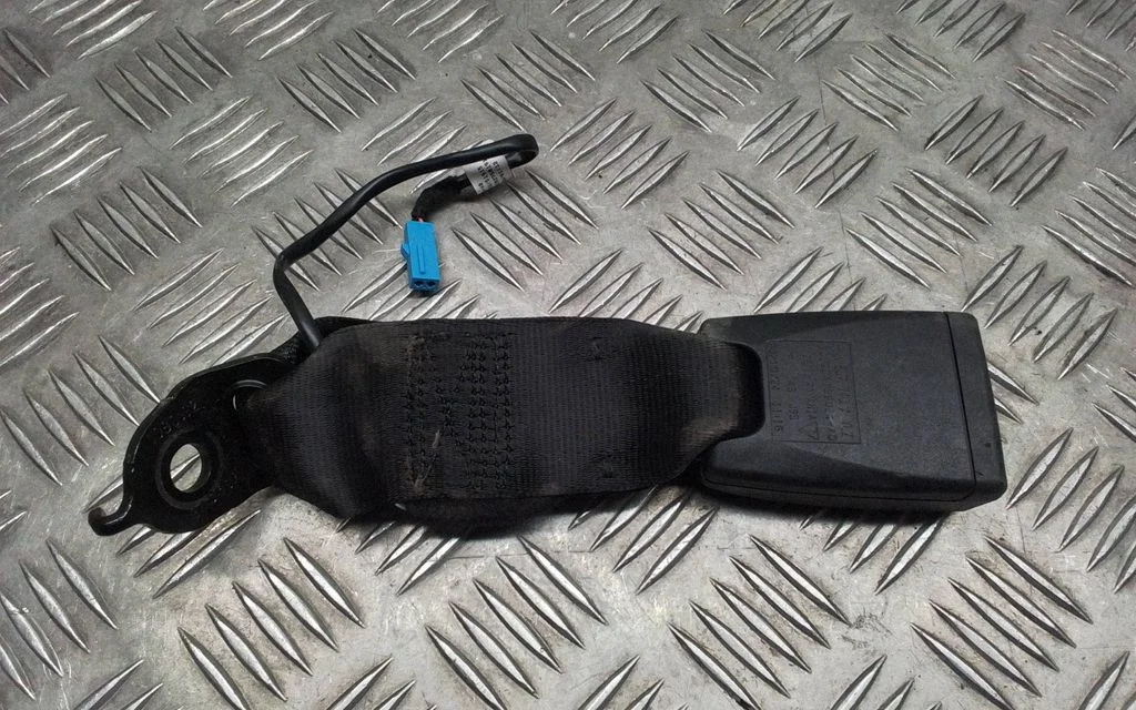 Middle seatbelt buckle (rear) – Porsche Macan (95B) (2019-)