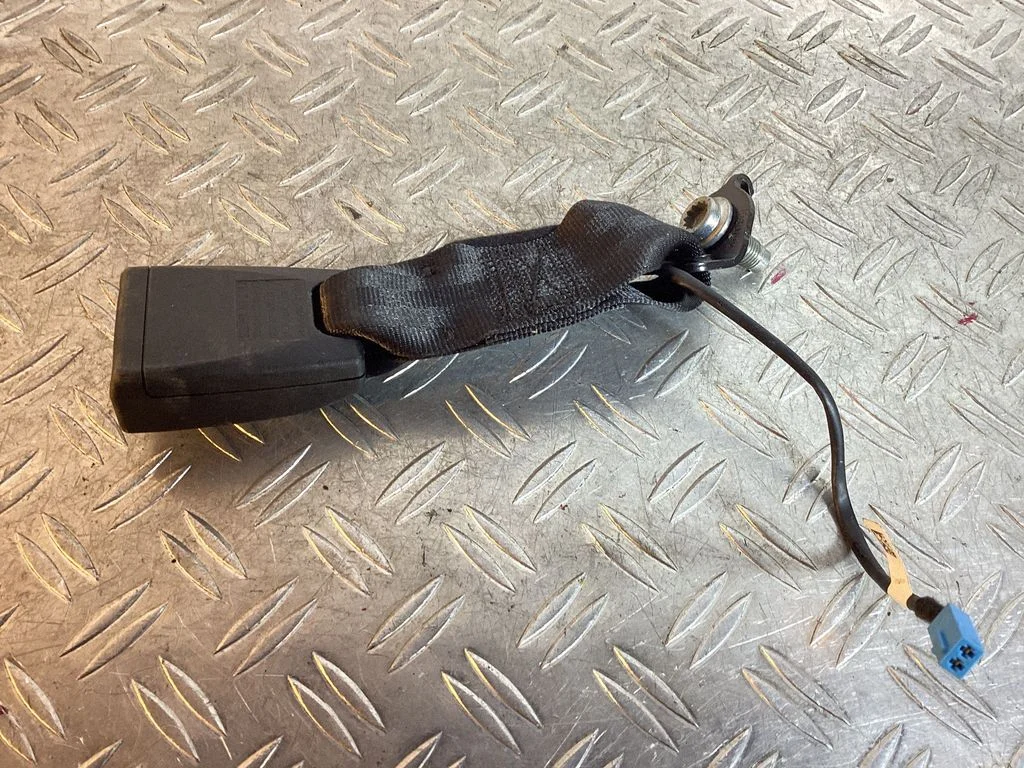 Middle seatbelt buckle (rear) – Porsche Macan (95B) (2019-)