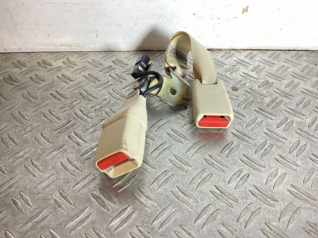 Middle seatbelt buckle (rear) 1043095