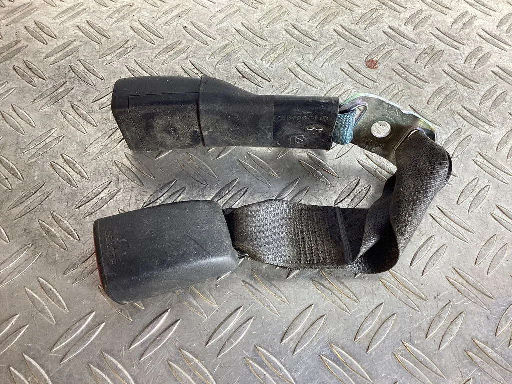 Middle seatbelt buckle (rear) – Lexus GS 250 350 300H 450H (2013-)