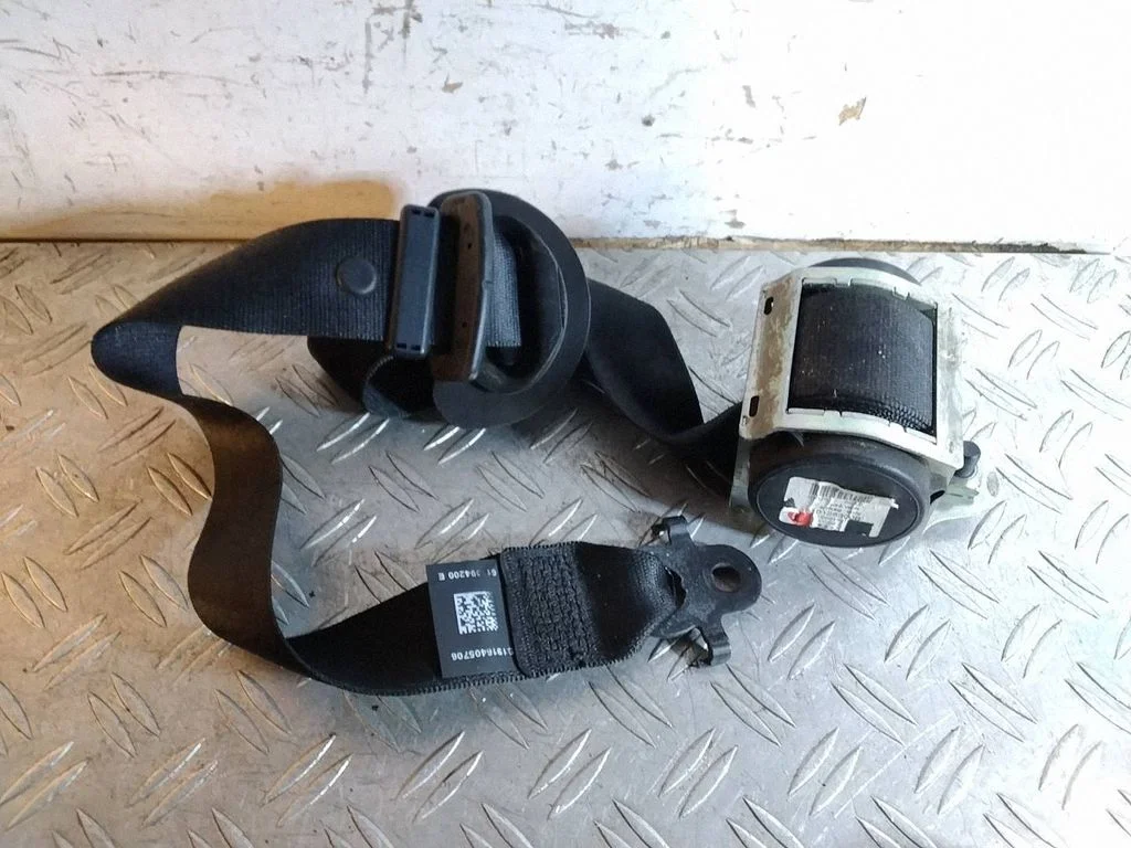 Front seatbelt 615394200E