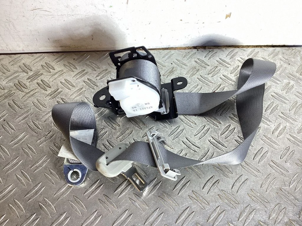 Middle seatbelt (rear)